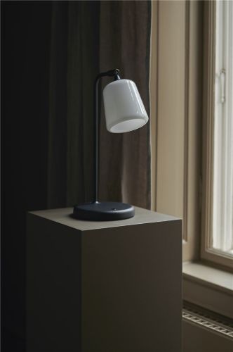 New Works Material Tischlampe H: 45 cm – Terrakotta/Schwarzer Sockel