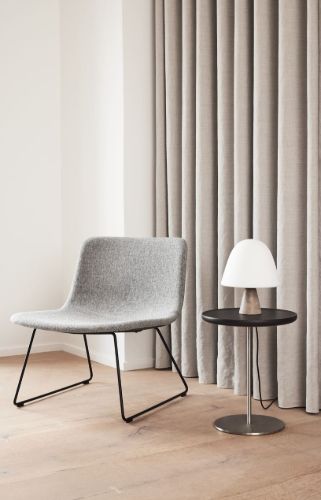 Fredericia Furniture 6751 Pal Beistelltisch 37 x 45 cm – Schwarzer Lack/Edelstahl
