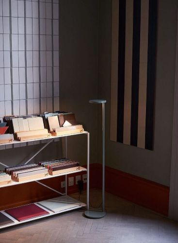 FLOS Oblique Stehleuchte USB-C H: 107,4 cm - Glänzendes Grau