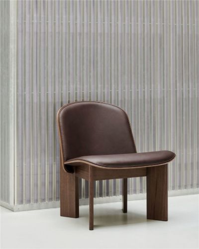 HAY Chisel Lounge Chair Polstret SH: 39 cm – Lackierter Walnuss/Sense-Leder Dunkelbraun