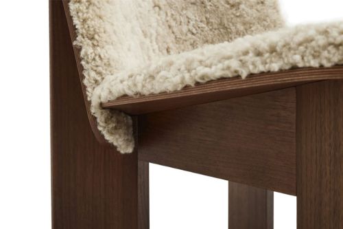 HAY Chisel Lounge Chair Polstret SH: 39 cm – Lackierter Walnuss/Schaffell Mohawi 21