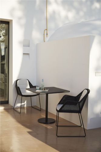 Cane-line Outdoor Go Café Tisch + Breeze Stühle Gartenmöbel-Set – Lavagrau/Aluminium/Schwarz