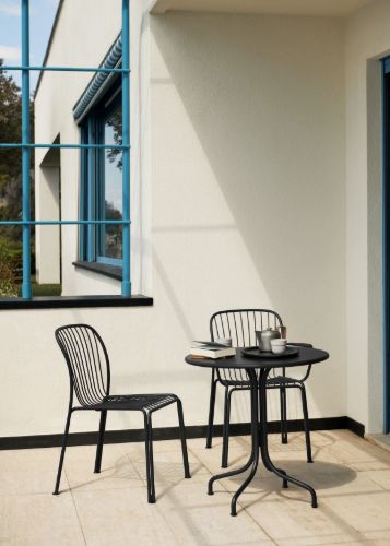 &Tradition Thorvald SC96 Space Copenhagen Café-Tisch + SC94 Beistellstuhl Gartenmöbel-Set – Warm Black