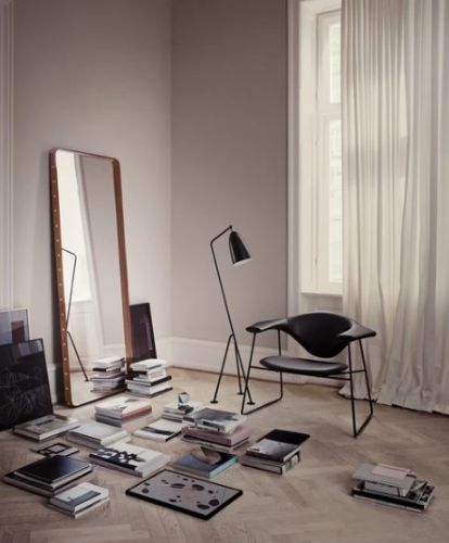GUBI Adnet Wandspiegel, rechteckig, 70 x 180 cm, hellbraunes Leder