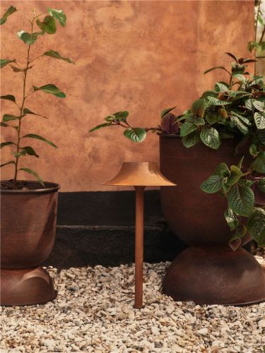 Ferm Living Hourglass Übertopf Mittel - Eisen/Rost