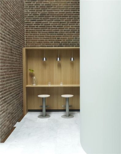 Normann Copenhagen Pole Barhocker H: 65 cm – Grauer Stahl/Kiefer