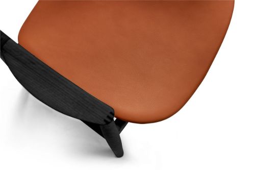 Bent Hansen Asger Chair M. Polsterung H: 80 cm – Schwarz gebeizte Eiche/Zenso2 223 Cognac-Leder