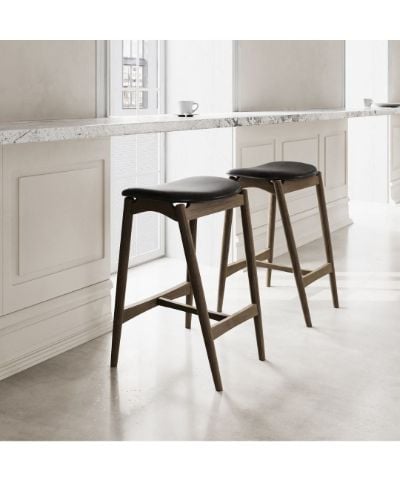 Sibast Furniture No 7 Barhocker niedrig H: 65 cm – Eiche dunkles Öl/cognacfarbenes Leder