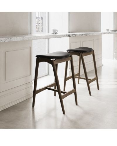 Sibast Furniture Nr. 7 Barhocker hoch H: 75 cm – Eiche dunkles Öl/cognacfarbenes Leder