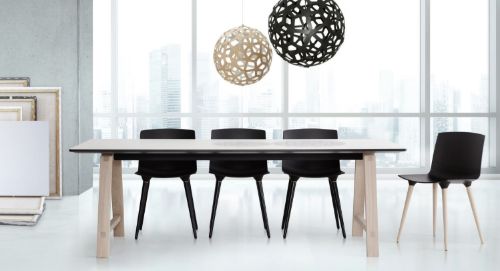 Andersen Furniture TAC Esszimmerstuhl SH: 46 cm – Mattschwarzer Kunststoff / Schwarz lackierte Beine