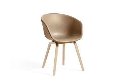 HAY AAC23 About a Chair Esszimmerstuhl Vollgepolstert mit Armlehnen SH: 46 cm – Lackiertes Eichenfurnier/Sense Nougat