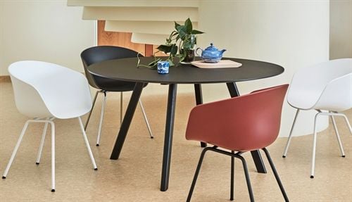 HAY AAC26 Über einen Stuhl Esszimmerstuhl m. Armlæn SH: 46 cm – Verchromter Stahl/Staubblau