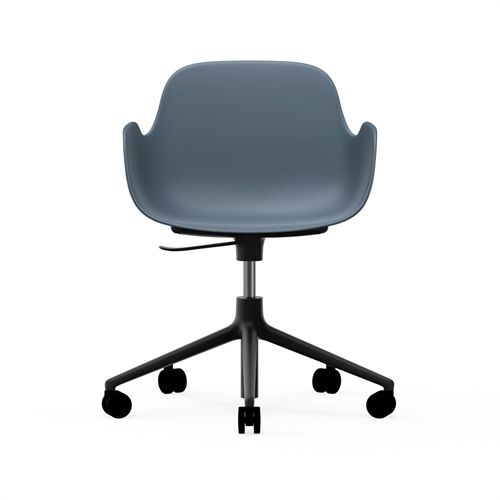Normann Copenhagen Form Drehstuhl mit Armlehnen und Rollen – Blau/Schwarzes Aluminium