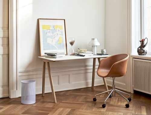 HAY AAC53 Vollgepolsterter Bürostuhl mit Rollen SH: 42,4 cm – Cognac Sense Leder/Aluminium
