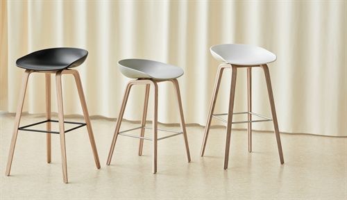 HAY AAS32 Barhocker High SH: 74 cm – Lackiertes Eichenfurnier / Weiß / Fußstütze Edelstahl