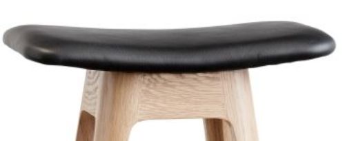 Andersen Furniture HC1 Barhocker SH: 67 cm – Schwarzes Leder/Eiche weiß pigmentiert