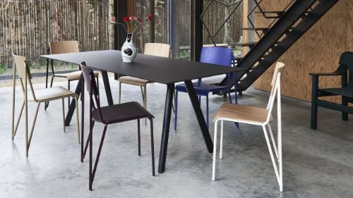 HAY Petit Standard Esszimmerstuhl SH: 47 cm – Stahl mit Pulverbeschichtung in Dunkelbordeaux/Dunkelbordeux gebeizt