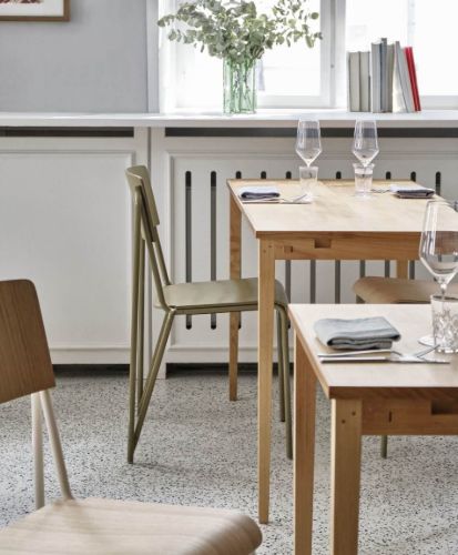 HAY Petit Standard Esszimmerstuhl SH: 47 cm – Tonpulverbeschichteter Stahl/Ton gebeizt