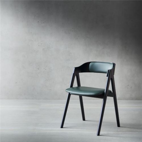 Findahl by Hammel Mette Stuhl mit Rückenpolsterung SH: 45 cm – Schwarze Buche / Grünes Sydney-Leder