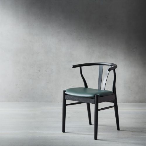 Findahl by Hammel Freja Stuhl SH: 46 cm – Schwarz lackiert / Grünes Sydney-Leder