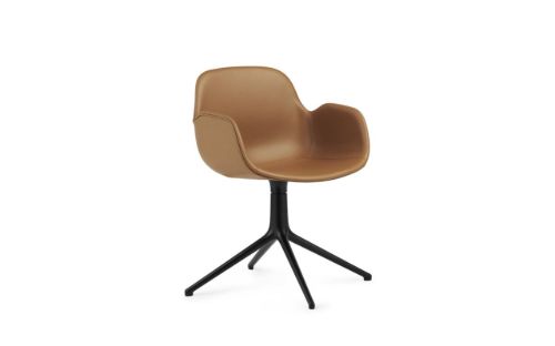 Normann Copenhagen Form Drehstuhl mit Armlehnen SH: 44 cm – Brandy-Leder/Schwarzes Aluminium