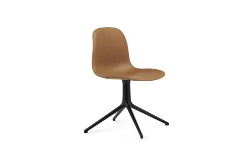 Normann Copenhagen Form Drehstuhl SH: 44 cm – Brandy-Leder/Schwarzes Aluminium