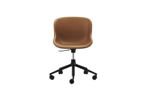 Normann Copenhagen Hyg Drejestol m. Højdejustering Fuldpolstret SH: 46 cm - Brandy Læder/Sort Aluminium