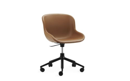 Normann Copenhagen Hyg Drehstuhl mit Höhenverstellung, vollständig gepolstert, SH: 46 cm – Brandy-Leder/schwarzes Aluminium