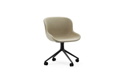 Normann Copenhagen Hyg Drehstuhl mit Rollen, komplett gepolstert, SH: 46 cm – Upminster/Schwarzes Aluminium