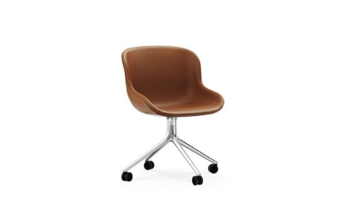 Normann Copenhagen Hyg Drehstuhl mit Rollen Voll gepolstert SH: 46 cm – Brandy Leder/Aluminium