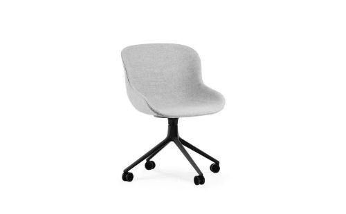 Normann Copenhagen Hyg Drehstuhl mit Rollen Vollgepolstert SH: 46 cm – Partner/Schwarzes Aluminium