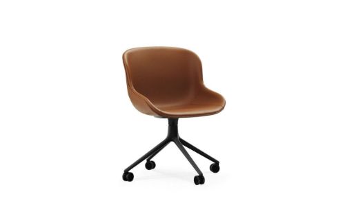Normann Copenhagen Hyg Drehstuhl mit Rollen, komplett gepolstert, SH: 46 cm – Brandy-Leder/schwarzes Aluminium