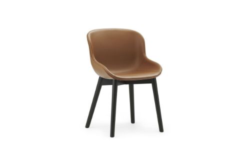 Normann Copenhagen Hyg Esszimmerstuhl, vollständig gepolstert, SH: 46 cm – Brandy-Leder/Schwarze Eiche