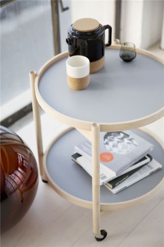 Brdr. Krüger Bølling Tabletttisch mit 2 Tabletts Ø: 50 cm – Unbehandelte Eiche/Schwarz und Weiß