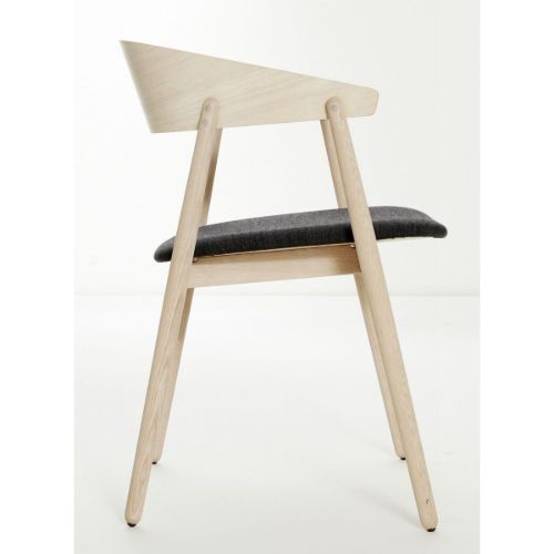 Andersen Furniture AC2 Stuhl SH: 43,5 cm – Mattlackierte Eiche/Schwarzes Leder