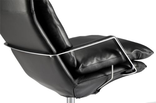 Søren Lund 330 Sessel mit Kippfunktion inkl. Fußhocker SH: 42 cm – Schwarzes Piedmont-Leder