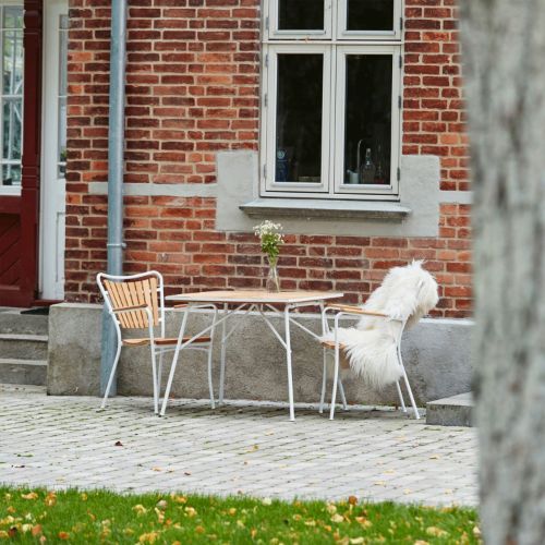 Mandalay Daisy Gartentisch 83x83 cm Inkl. 2 Gartenstühle Gartenmöbel-Set – Weiß/Teak