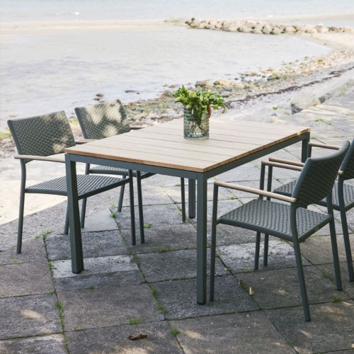 Mandalay Toscana Gartentisch L: 132 cm und 4 Siena Gartenstühle mit Teakholz-Armlehnen – Olivgrün
