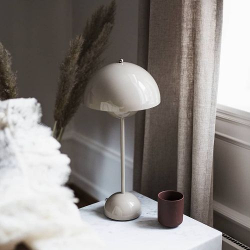&Tradition Flowerpot VP3 Tischlampe H: 50 cm - Grau Beige