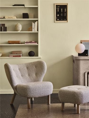 &Tradition Little Petra VB1 Loungechair & ATD1 Pouf - Geölte Eiche/Schafsfell Moonlight