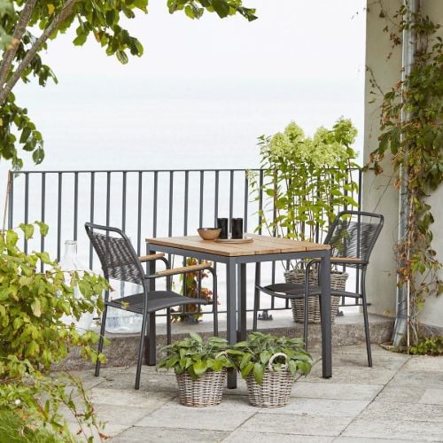 Mandalay Toscana Gartentisch L: 65 cm und 2 Verona Gartenstühle mit Teakholz-Armlehnen – Anthrazit