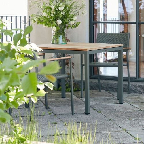 Mandalay Toscana Gartentisch L: 82 cm und 2 Siena Gartenstühle mit Teakholz-Armlehnen – Olivgrün