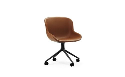 Normann Copenhagen Hyg Drehstuhl mit Rollen, komplett gepolstert, SH: 46 cm – Brandy-Leder/schwarzes Aluminium