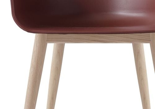 Audo Copenhagen Harbour Esszimmerstuhl SH: 45 cm – Gestell aus gebranntem Rot/Natureiche