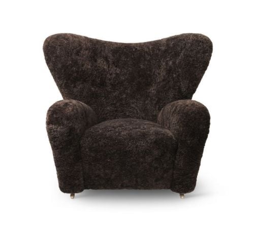 Audo Copenhagen The Tired Man Sessel SH: 38 cm – Lammfell Espresso/Räuchereiche