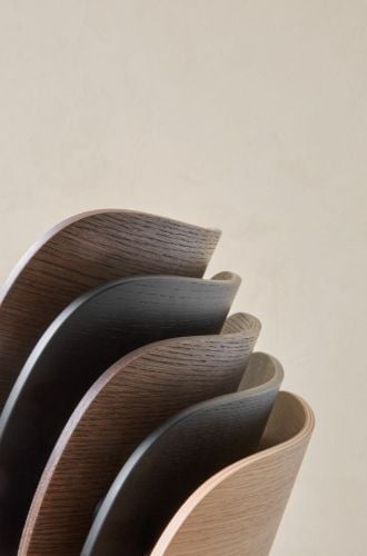 Audo Copenhagen Co Esszimmerstuhl Schwarz SH: 45 cm – Dunkel gebeizte Eiche