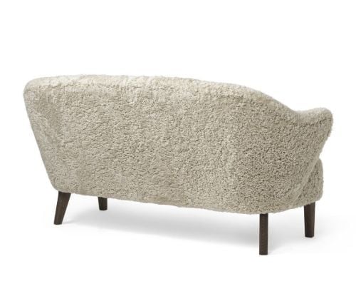 Audo Copenhagen Ingeborg 2,5 Pers. Sofa L: 160 cm – Schaffell Moonlight/Räuchereiche