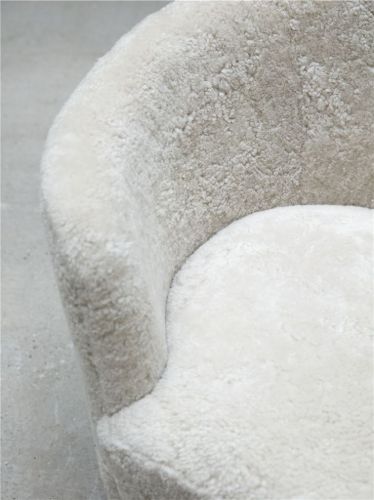 Audo Copenhagen Mingle Sofa L: 154 cm – Schaffell Moonlight/Räuchereiche