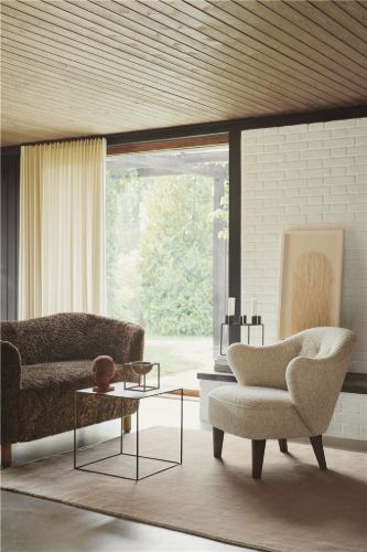 Audo Copenhagen Mingle Sofa L: 154 cm – Sahara-Schaffell/Natureiche