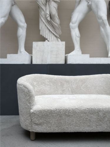 Audo Copenhagen Mingle Sofa L: 154 cm – Schaffell Moonlight/Natureiche
